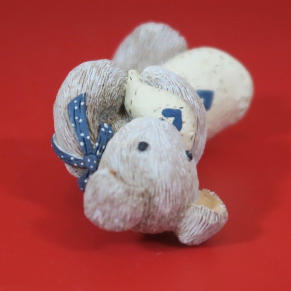 Gail Laura 1994 Vintage Bear Holding Blanket with Hearts Resin Figurine Signed - Picture 7 of 9